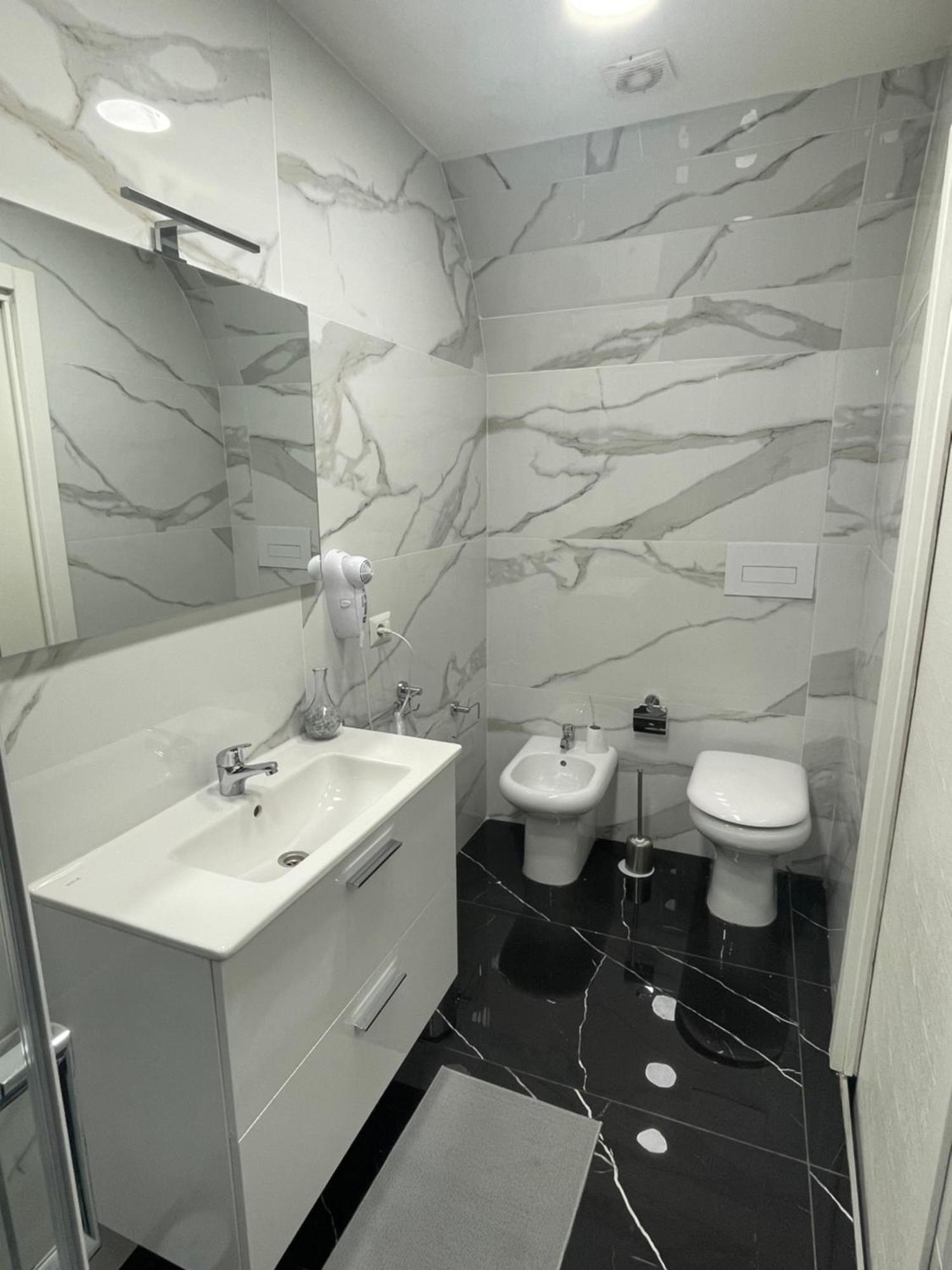 B&B Vittoria Napoli Bagian luar foto